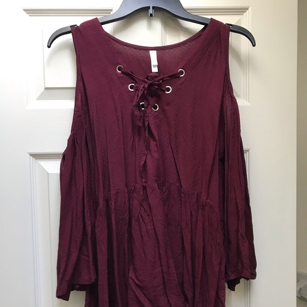 Cut out shoulder, flowy burgundy top